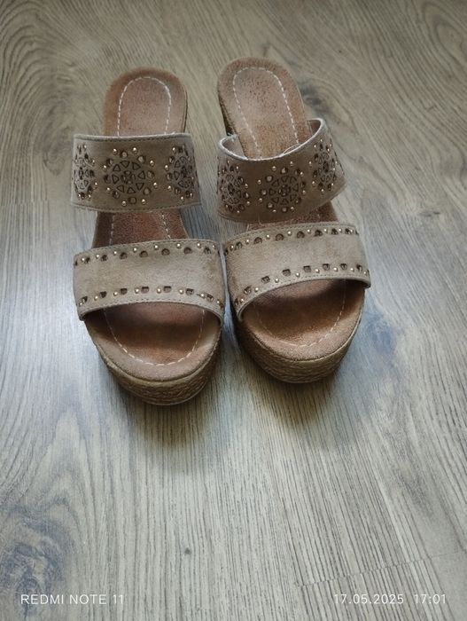 Klapki na koturnie 37