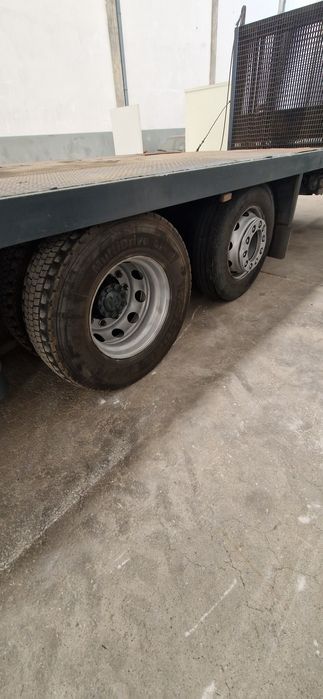 Camiao porta máquinas 26 ton