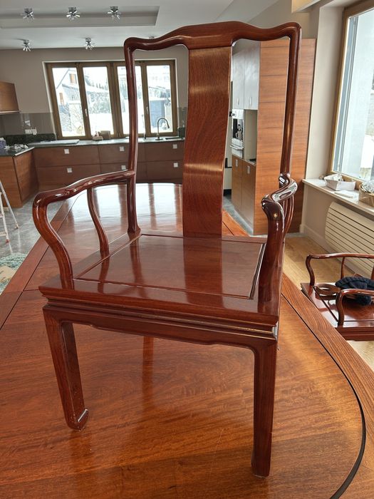 Eleganckie krzesła z drewna tekowego