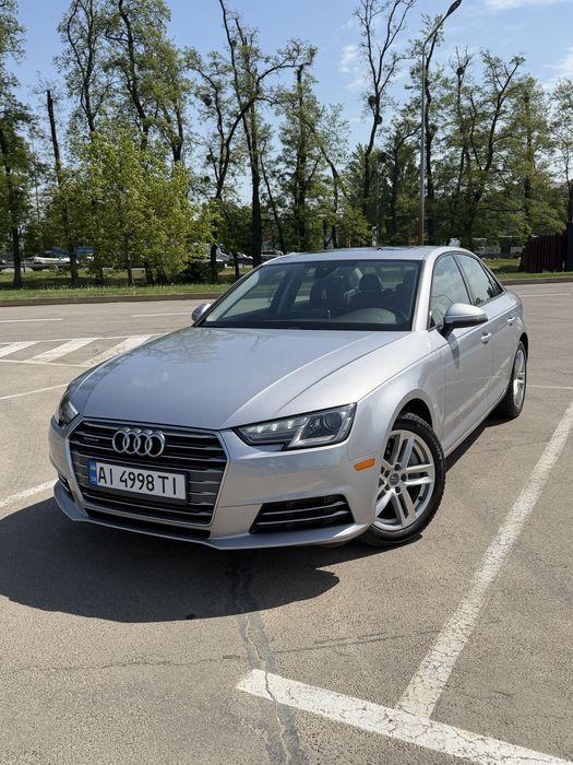 Машина Audi A4 2017 року