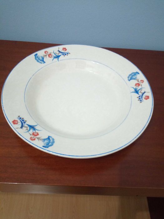 11 Pratos decorativos de porcelana