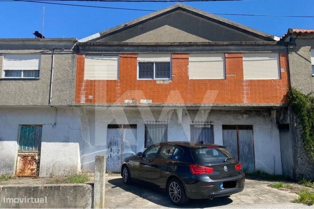 Moradia para remodelação em Resende com árvores de fruto e vistas para