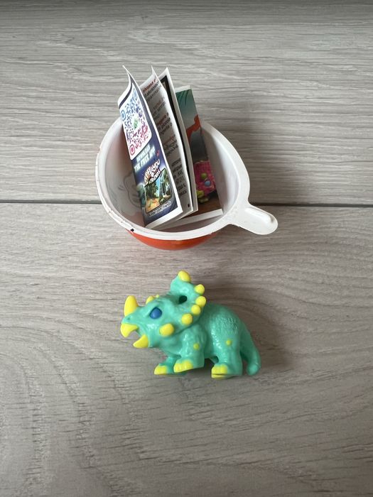 Kinder niespodzianka dinozaur jurrasic park figurka