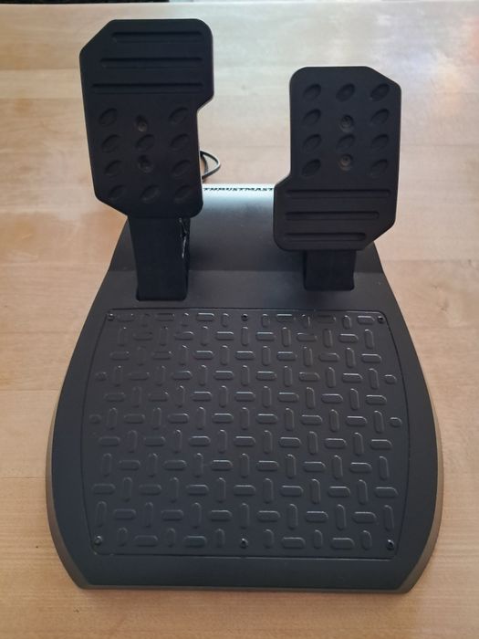 Volante e Pedais  ThrustMaster