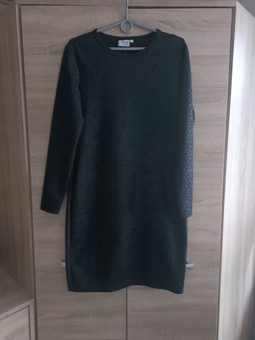 Klasyczna czarna sukienka z długim rękawem