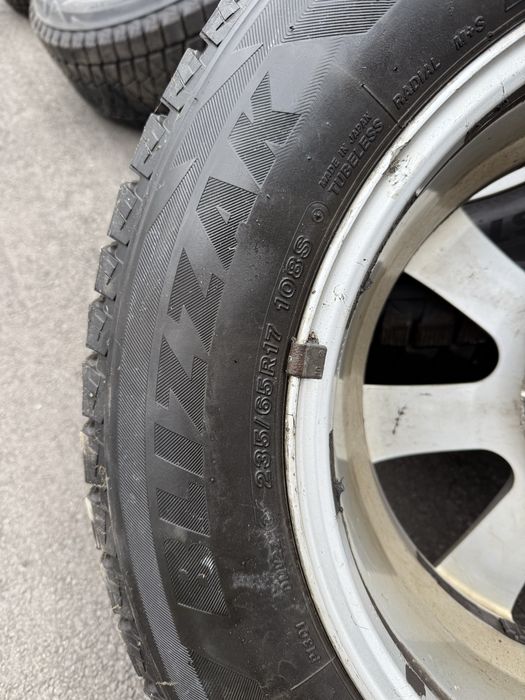 Bridgestone blizak dm-v2 235/65/17