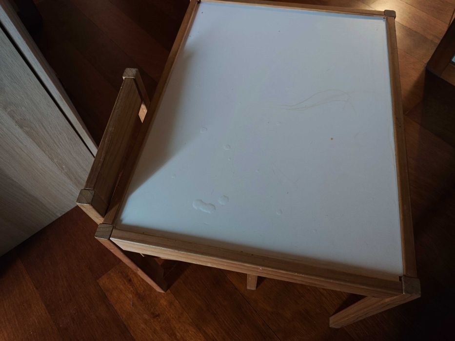 Mesa p/ criança c/ 2 cadeiras (ikea)