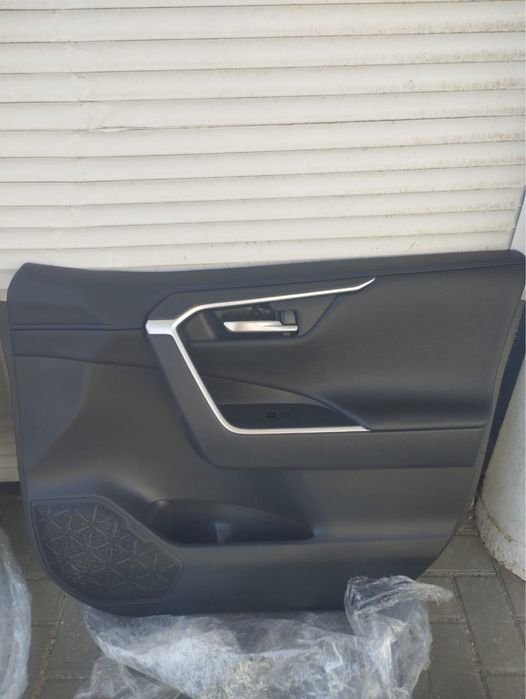 Карти дверей на Toyota RAW4 2.5 2018-2024. Чорна шкіра, синя нитка