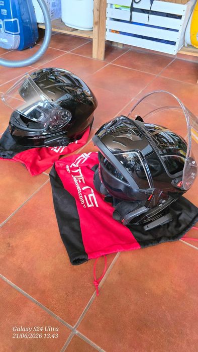 2 Capacetes + Auriculares + Casaco + Luvas + Adaptador USB para Moto