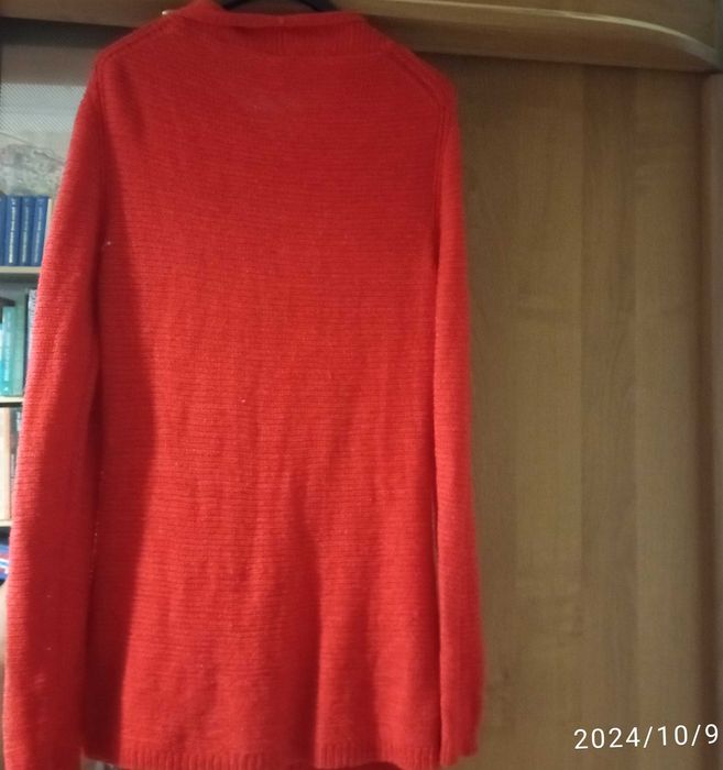 sweter cienki czerwony z delikatnie dzianym prostym wzorem