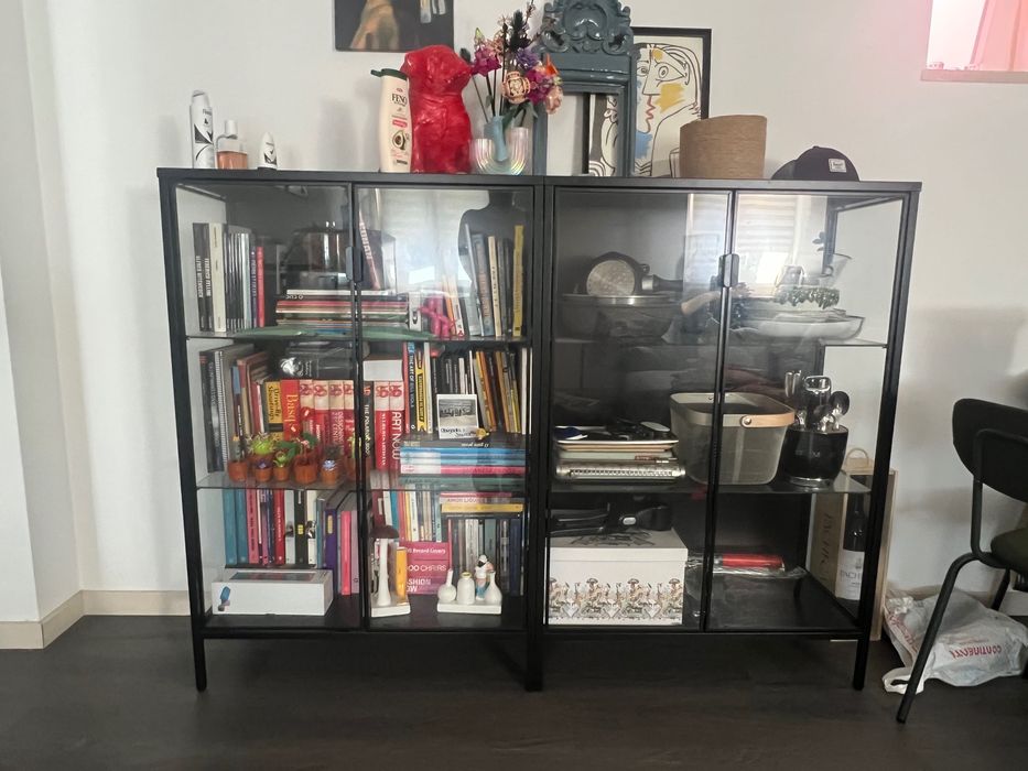 Vitrine IKEA em metal preto