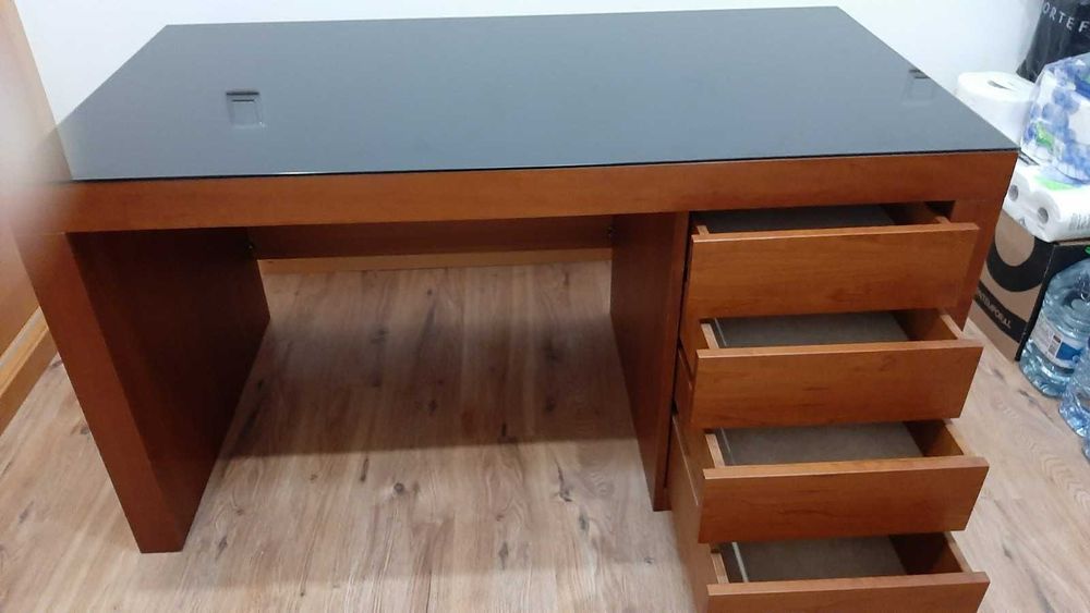 Secretária em Cerejeira com 4 gavetas e vidro escuro, como nova.