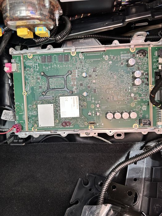 Діагностика та прошивка Tesla Model 3/Y/S/X