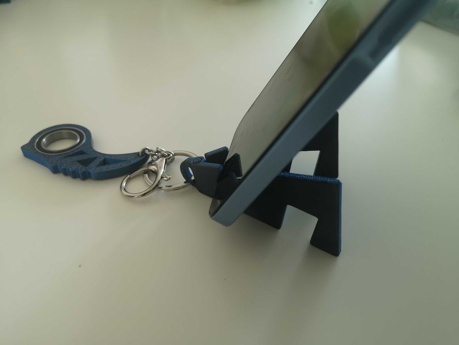 Keyrambit i stojak na telefon
