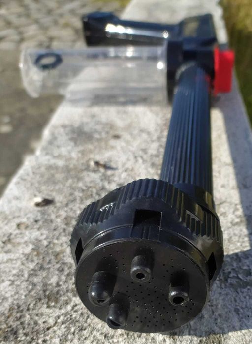 Adaptador de pressão para mangueira, com reservatório para detergente.