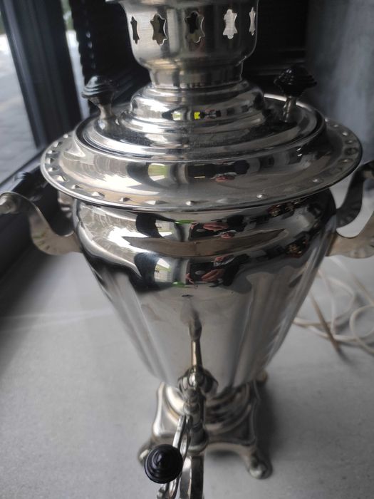 Kolekcjonerski samowar-zaparzacz herbaty.