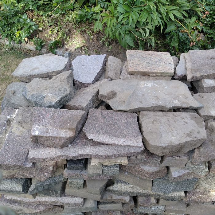 Kamień granitowy z rozbiórki skalniaka