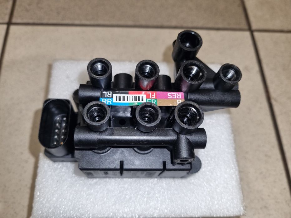 Блок клапанов пневмоподвески  AUDI, PORCHE, TESLA