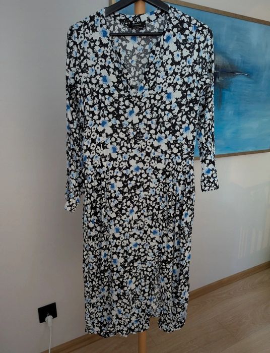 Sukienka midi Reserved