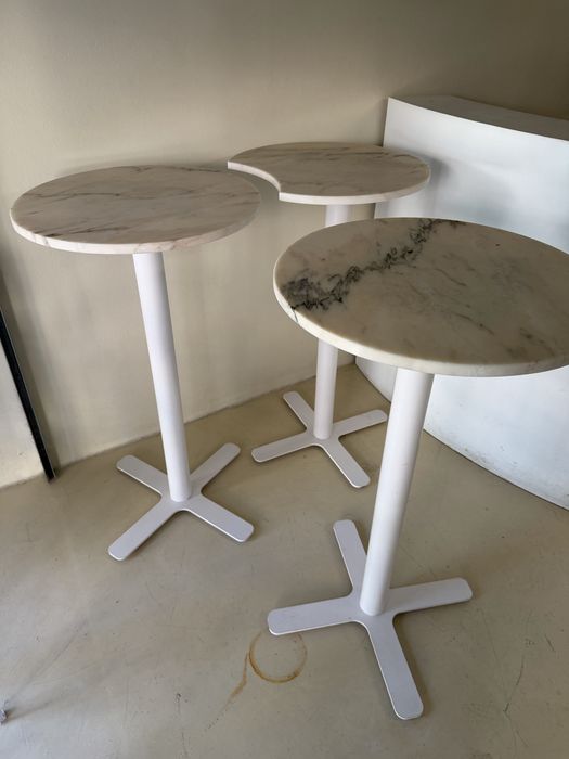 Mesas altas de bar em mármore natural – conjunto de 3