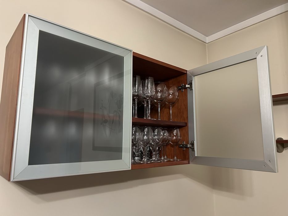 Movel suspenso em madeira, portas vidro fosco e moldura em metal.