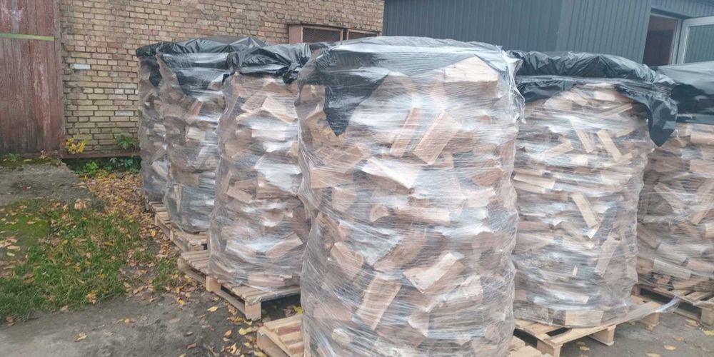 Сухі дрова для опалення в мішку та ящику