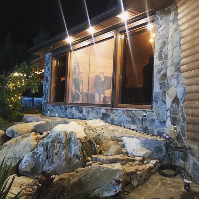 Дом в лесу на озере с камином под Киевом. Всегда есть свет и интернет.