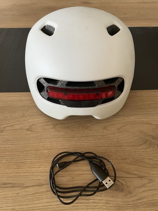 Capacete de bicicleta c/ luz de seguranca LED