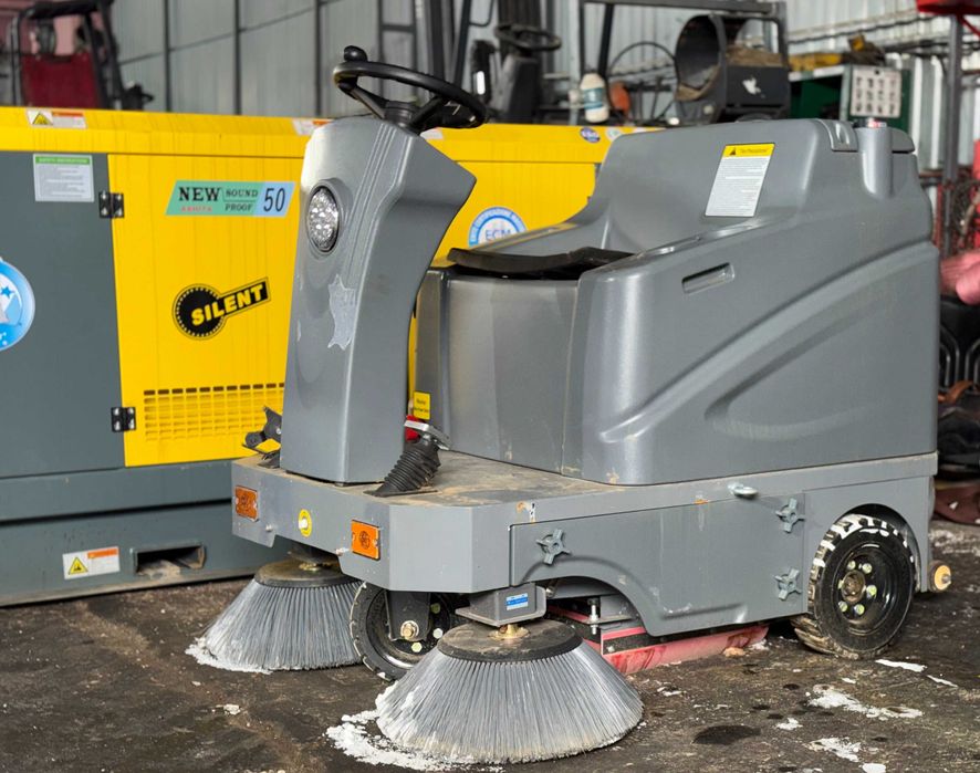 Нова електрична прибиральна машина для відкритих/закритих територій