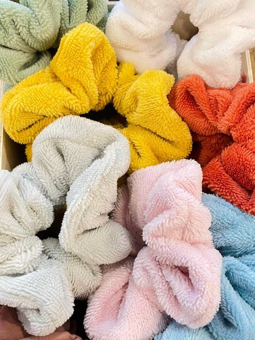 Scrunchies com diferentes cores e texturas