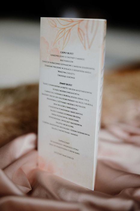 menu weselne stojące z planem wesela