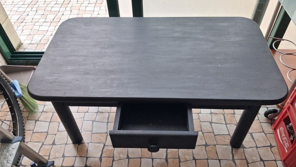 Mesa maciça em madeira preta com gaveta
