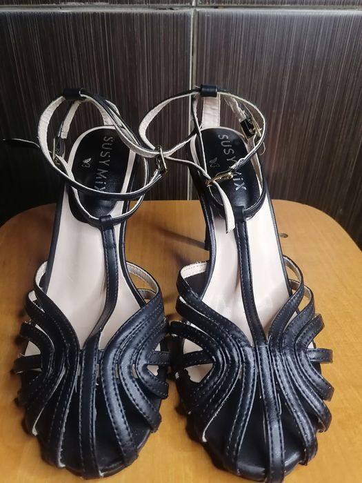 Жіночі плетені босоніжки