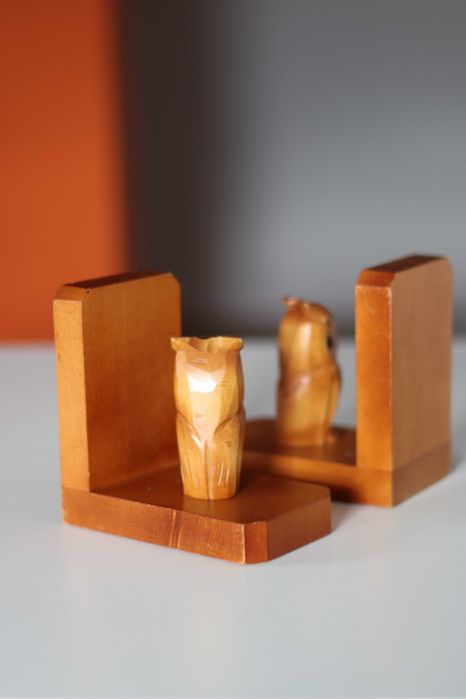 Drewniane podpórki do książek sowy