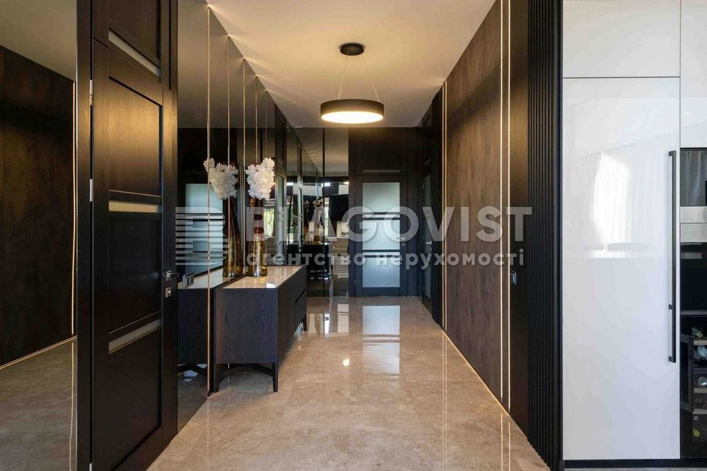 Стоянка БЕЗ % 300м2 Дом с бассейном в закрытом охраняемом КГ