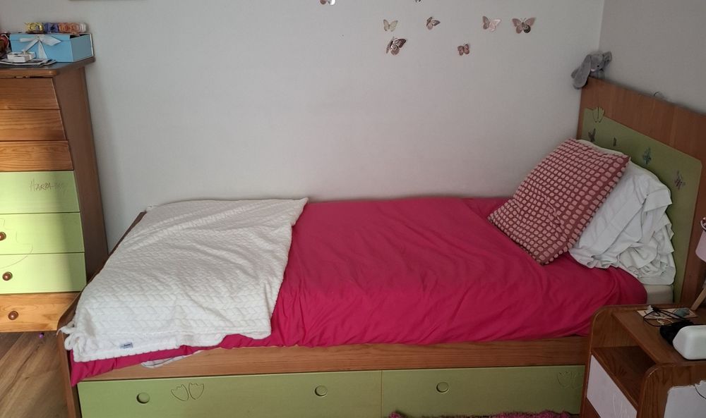 Quarto  Cama de solteiro+ colchão + mesa cabeceira + camiseiro +secret