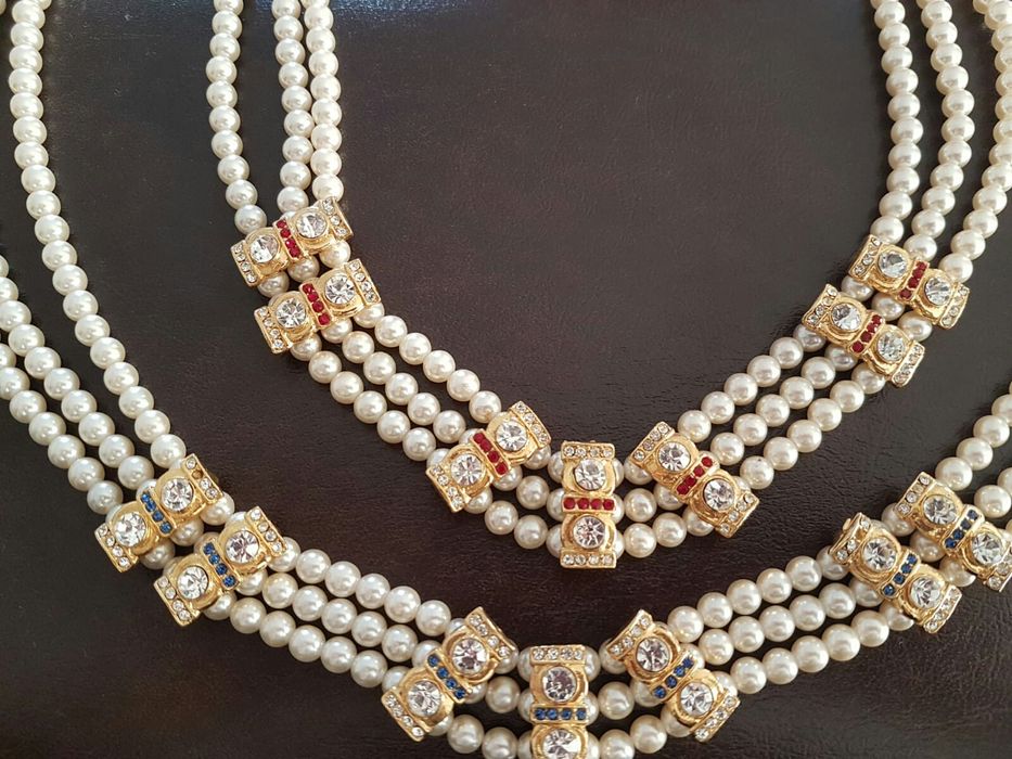 Colar de pérolas com brilhantes