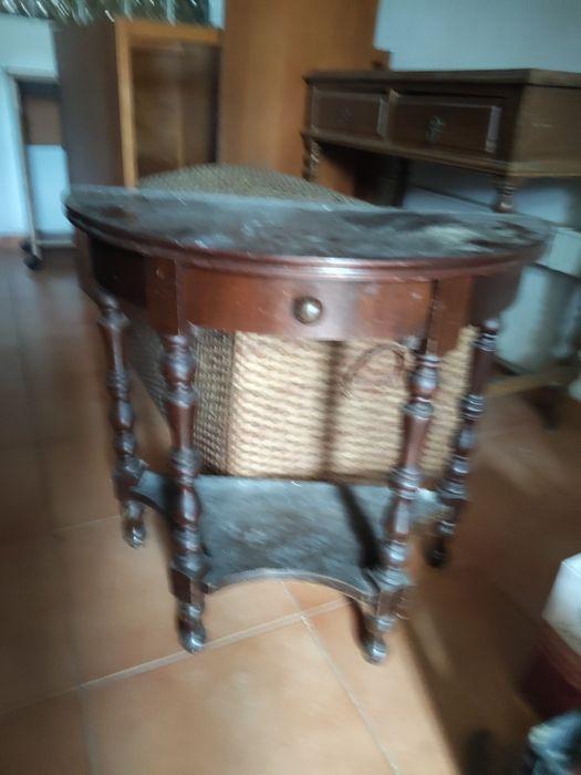Mesinhas de madeira antigas e outros.