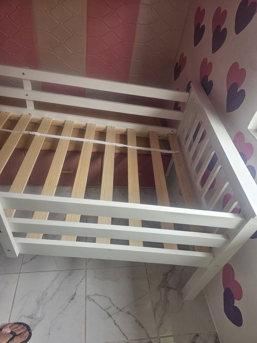 Cama de madeira branca NOVA