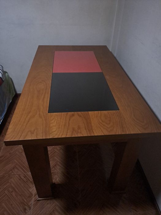 Mesa de Jantar de Madeira Rústica. Oferta de 3 Cadeiras