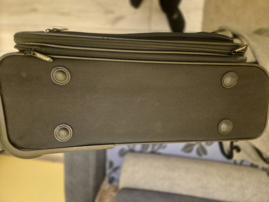 Walizka średnia TITAN