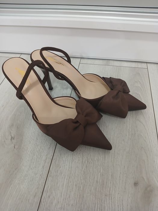 Brązowe szpilki z kokardą