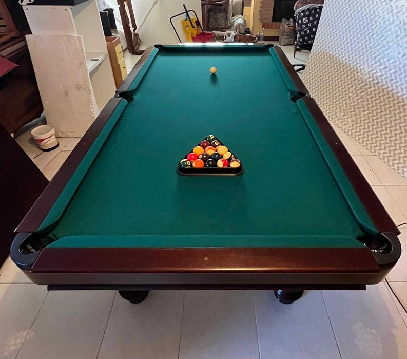 Mesa de Snooker/Bilhar com tampo em madeira e suporte tacos