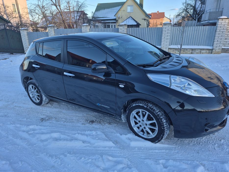 Nissan leaf 2015 рік 24кВт є  тепловий насос