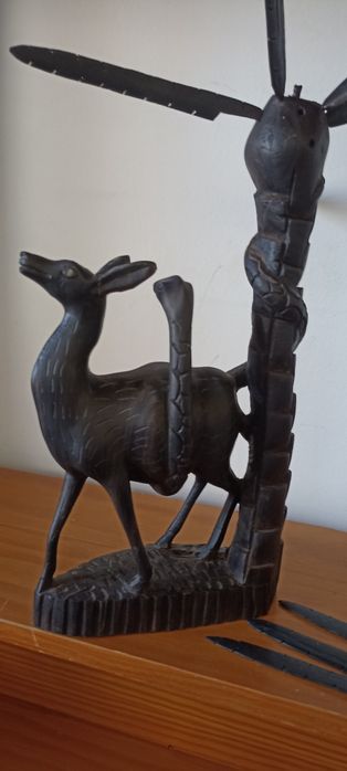 escultura em pau preto
