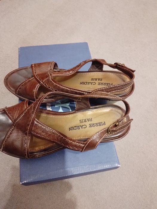 Sandalias de cunha Pierre Cardin
