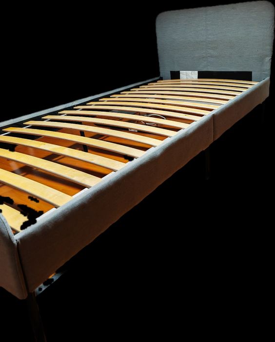 Vendo cama 90*200 com estrado