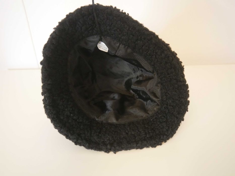 Czarny bucket hat