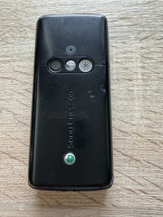 Telefon Sony Ericsson K610im z ładowarką.