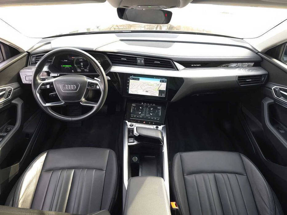 Audi Q8 e-tron      2024